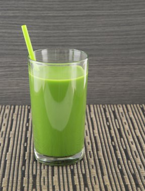 Cam kavanozda yeşil meyve püresi