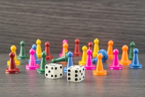 Coloridas figuras de juego con dados a bordo — Foto de Stock