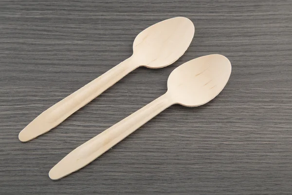 Dos cucharas de madera sobre fondo de madera —  Fotos de Stock