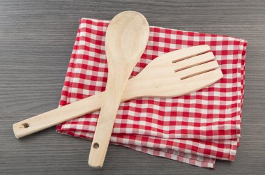 tahta kaşık ve çatal ahşap arka plan üzerinde kalp: Sağlık kavramı