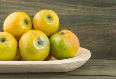 Mango tropik meyve ahşap arka plan üzerinde