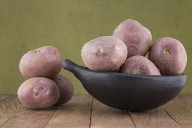 Ahşap arka plan - Solanum tuberosum patates.