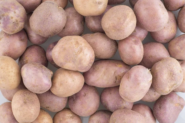 Patatas sobre fondo de madera - Solanum tuberosum . — Foto de Stock
