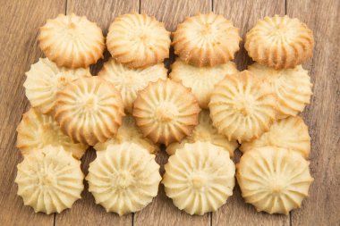 Tereyağlı kurabiye ahşap arka plan üzerinde.