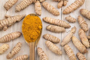 Kök ve zerdeçal tozu