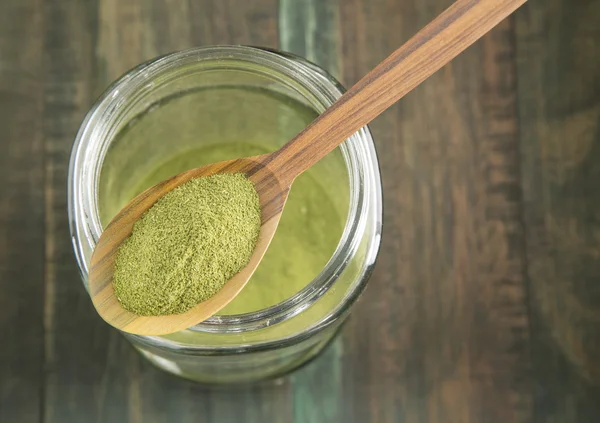 Beschouwd als een superfood en een krachtige antioxidant moringa poeder in een glazen pot. Uitzicht vanaf de bovenstaande, close up. — Stockfoto