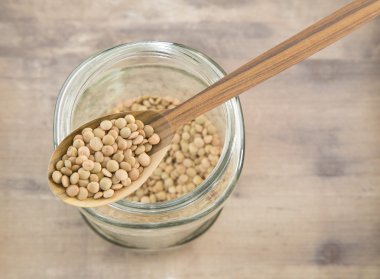 Mercimek cam kase ve tahta kaşık