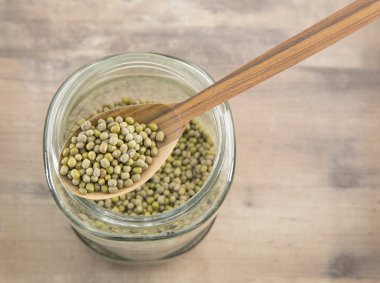 Mung fasulye cam kase ve tahta kaşık.