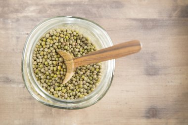 Mung fasulye cam kase ve tahta kaşık.