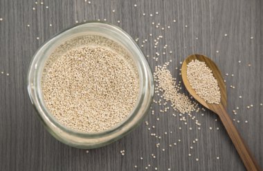 Cam Kavanoz ve tahta kaşık Quinoa tohumları