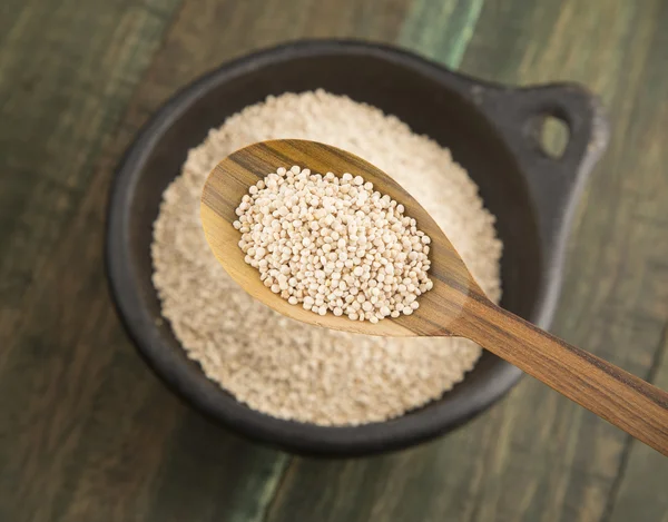 Quinoa σε μπολ και ξύλινο κουτάλι. — Φωτογραφία Αρχείου