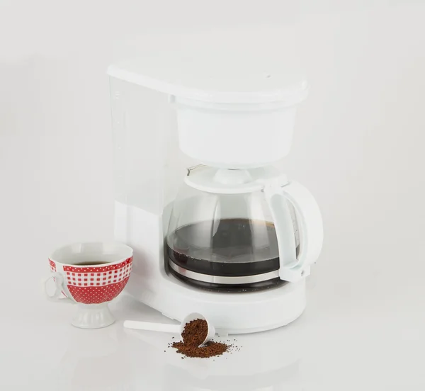 Современная кофеварка с кофе в чашке — стоковое фото