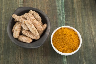 zerdeçal tozu ahşap arka plan üzerinde beyaz kase