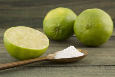 kabartma tozu (sodyum bikarbonat) bir tahta kaşık ve limon