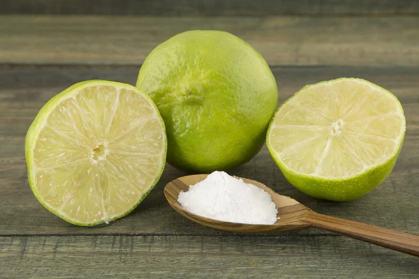 kabartma tozu (sodyum bikarbonat) bir tahta kaşık ve limon