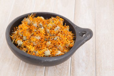 taze yaprağı kadife çiçeği (Calendula officinalis)