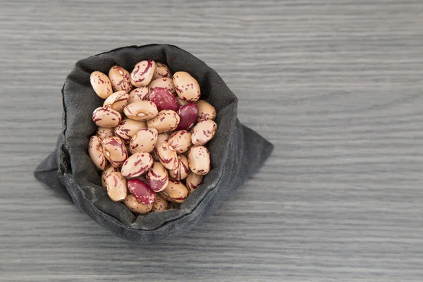 Pinto fasulye ham tuval çanta üzerinde dağınık