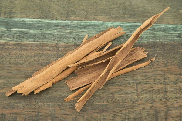 Bovenaanzicht van kaneel stokjes op houten achtergrond — Stockfoto