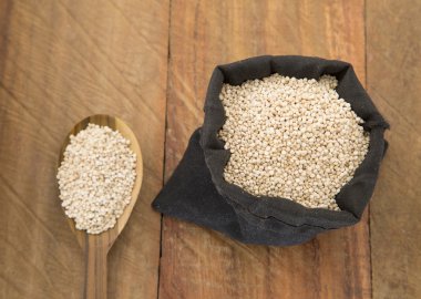 Quinoa Tahıl ahşap arka plan üzerinde