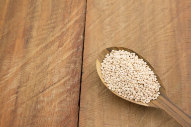 Quinoa Tahıl ahşap arka plan üzerinde