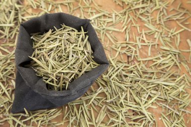 Biberiye yaprağı ahşap arka plan üzerinde kurutulmuş