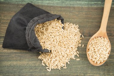 Yulaf taneleri ahşap arka plan üzerinde