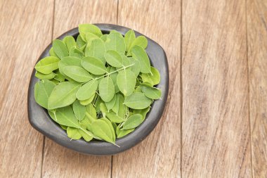 Ahşap arka plan Moringa yapraklarda