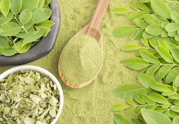 Moringa yaprakları ve toz