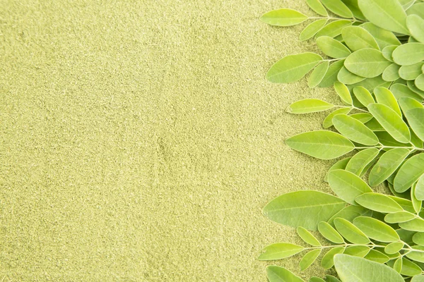 Moringa yaprakları ve toz