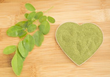 Moringa yaprakları ve toz