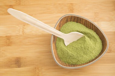 Ahşap arka plan üzerinde Moringa toz