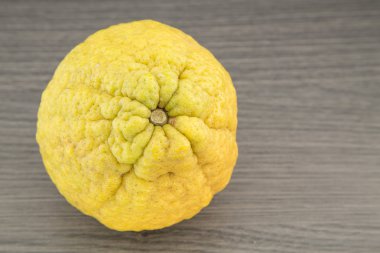 Tam dilimlenmiş portakal meyve. vitamin açısından zengin