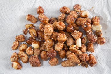 Beyaz arka planda şekerli fıstık