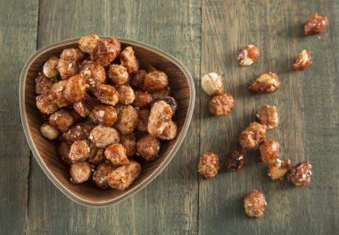 ahşap arka plan üzerinde şekerli fıstık