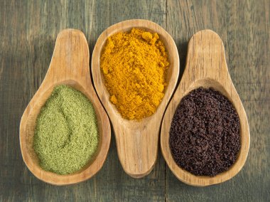 Moringa, zerdeçal ve acai ahşap arka plan üzerinde