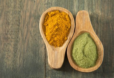 Moringa ve ahşap arka plan üzerinde zerdeçal