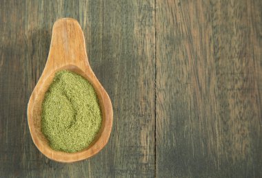 Ahşap arka planda Moringa toz