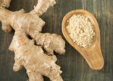 Ahşap zemin üzerine zencefil toz yığını