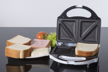 Tost makinesi mutfak ortamında malzemelerle