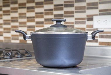 Pot mutfak masasında