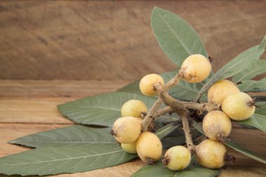ahşap arka plan - Eriobotrya japonica yenidünya
