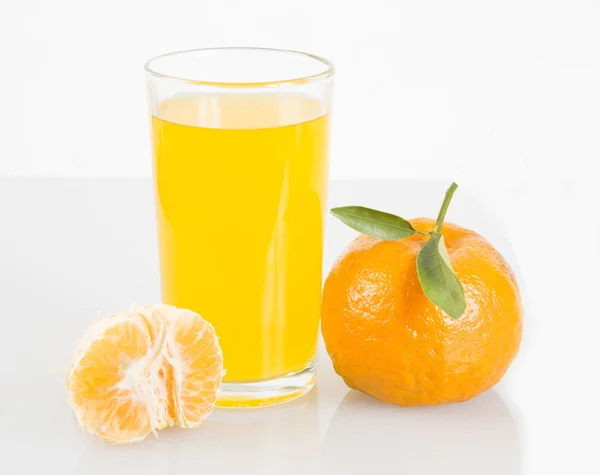 Delicioso y nutritivo jugo de mandarina — Foto de Stock