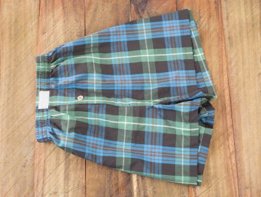 ahşap arka plan üzerinde iç çamaşırı