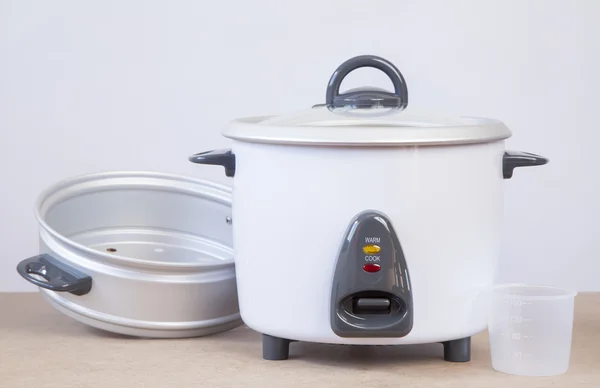 蒸し野菜を調理する付属の白い炊飯器 — ストック写真