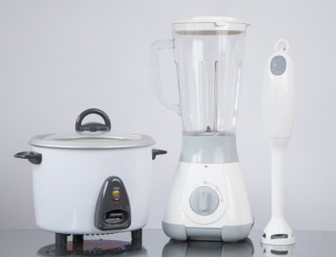 Tarafsız bir arka plan üzerinde mutfak aletleri