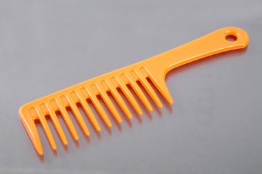 nötr arka plan üzerinde izole saç tarağı