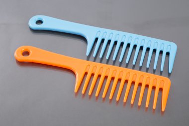 nötr arka plan üzerinde izole saç tarağı