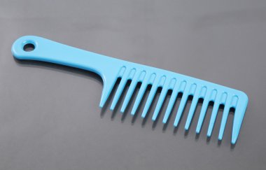 nötr arka plan üzerinde izole saç tarağı