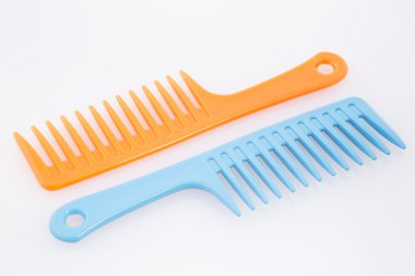 Beyaz arkaplanda saç tarağı izole edildi