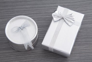 Güzel hediye kutuları ahşap arka plan üzerinde